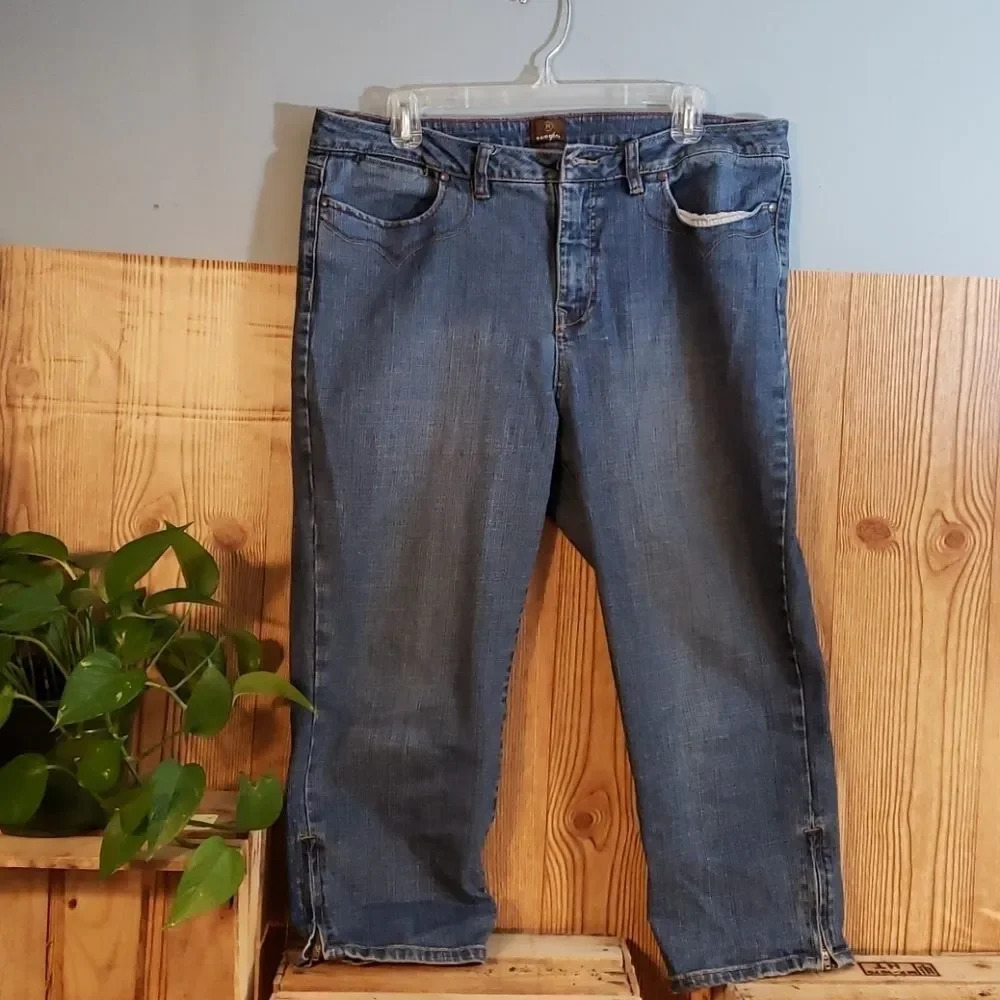 Momento capris size 16. Zippered bottoms